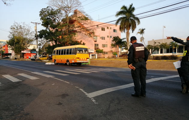 Las autoridades competentes llevan a cabo las investigaciones de este accidente de tránsito. Foto/Eric Montenegro