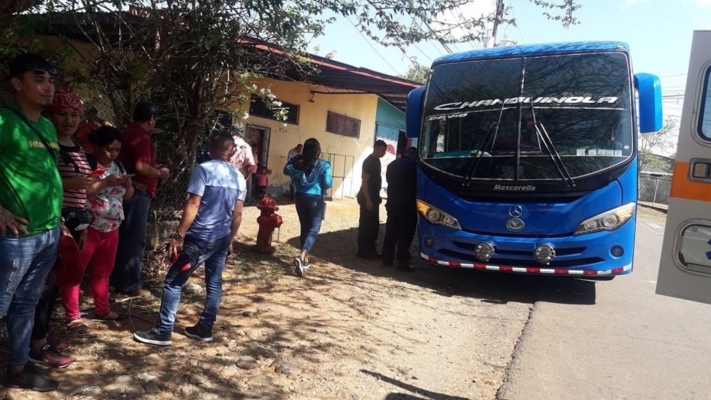 El conductor del bus decidió retornar al poblado para llegar al cuartel de bomberos más cercano. Foto/Mayra Madrid