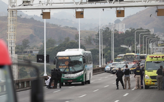 Una rehén se desmaya al ser puesta en libertad por el secuestrador tras salir del autobús. FOTO/EFE