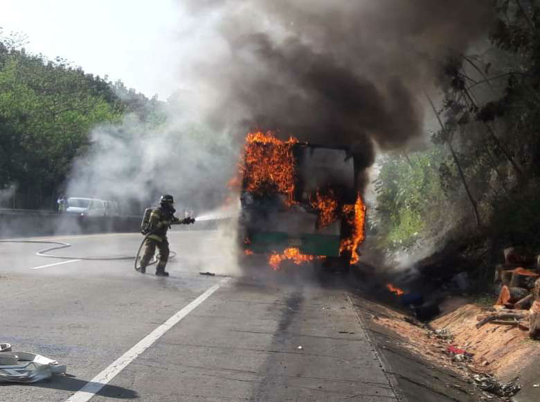 El bus de la ruta Panamá-Colón se incendió a la altura de Mocambo, con destino hacia el centro de Panamá.