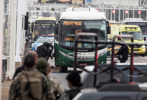 Un grupo de policías se acercan al autobús para sacar a las 31 personas que habían sido tomadas como rehenes. FOTO/EFE