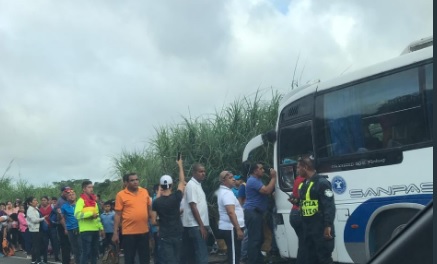 El resto de los pasajeros del autobús, el cual viajaba hacia la provincia de Veraguas, debieron evacuar el transporte a través de la puerta de emergencia, sin ningún tipo de lesión.