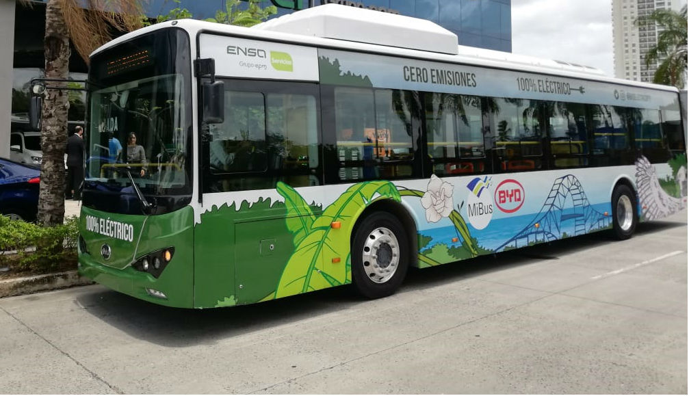 Un bus eléctrico tipo K9, de  12 metros de largo, tienen un tamaño similar a los que actualmente conforman la flota de Mi Bus.