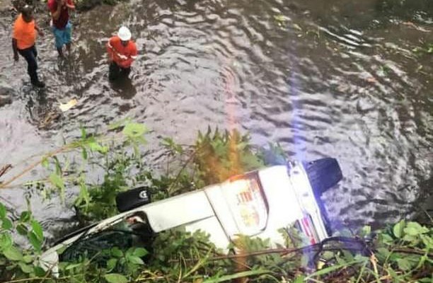 El bus, tipo coaster, de la ruta La Unión-San Miguelito, cayó en un río en el sector de Las Lajas, en Las Cumbres.  