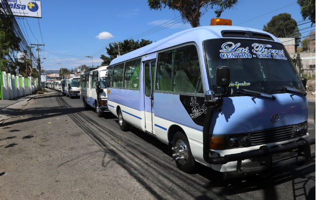 Varios conductores de autobús permanecen en paro por los excesivos cobros de extorsión de bandas delicuenciales y pandillas este viernes en Tegucigalpa (Honduras). Foto: EFE.