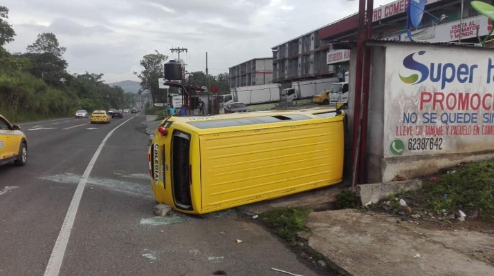 Un auto color blanco colisionó al busito colegial lo que provocó que colisionara. Foto/Diomedes Sánchez