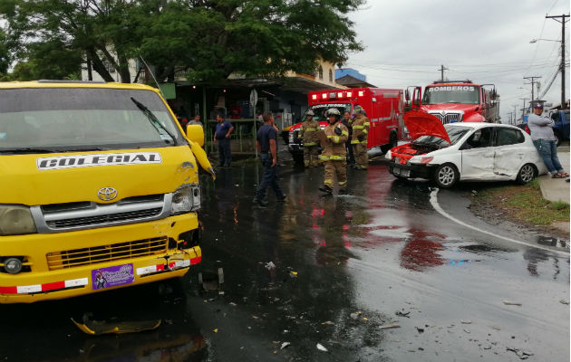 Busito colegial choca con auto sedán en Barrio Colón de La Chorrera 