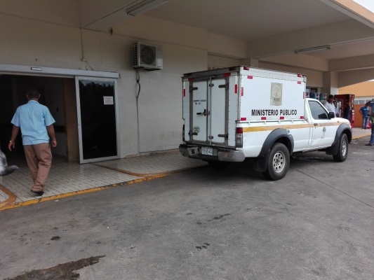 Levantamiento del cadáver en el hospital Nicolás Solano de La Chorrera. Foto/Eric Montenegro