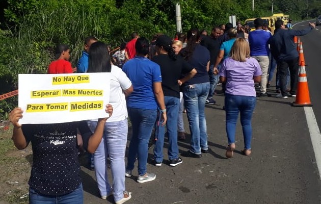 La comunidad de Panamá Norte realizó una cadena humana en el lugar donde ocurrió el fatal accidente de tránsito en el que murieron cinco personas. Foto Jesús Simmons @Jesus06041973