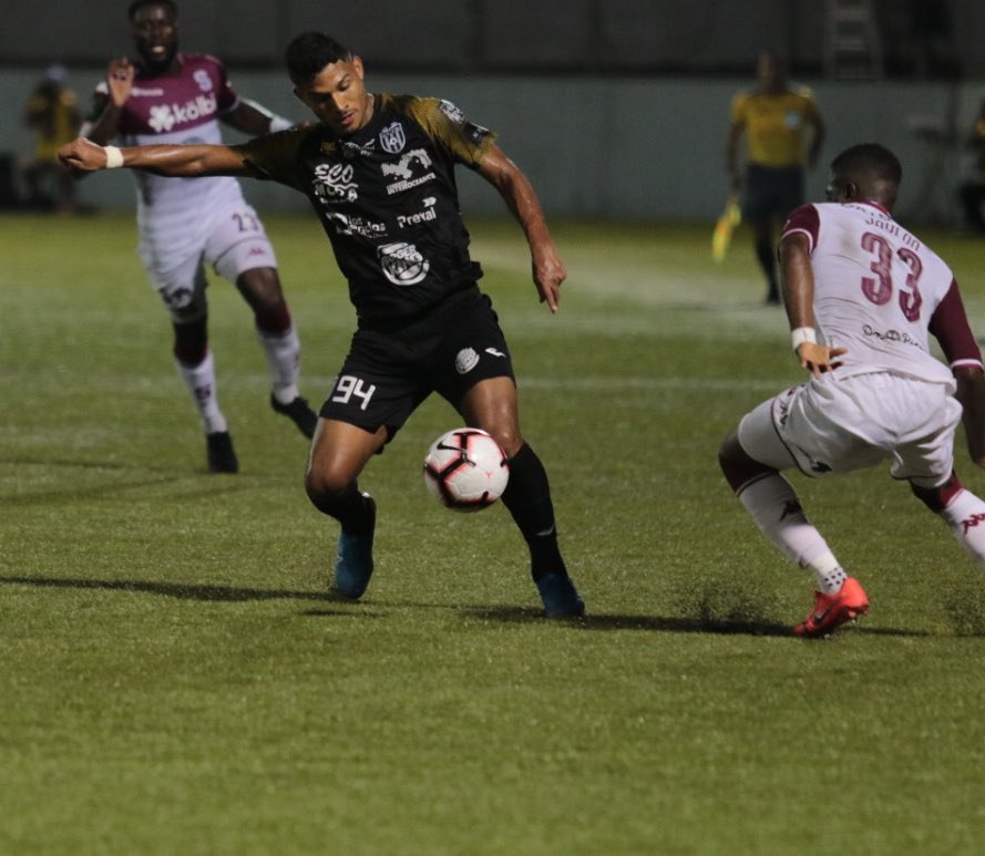 Jorman Aguilar del CAI y Jailon Hadden (33) del Saprissa. Foto:@CAIPanama