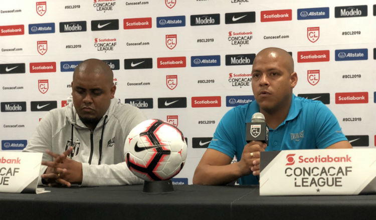 Francisco Perlo (izq.) y Gustavo Bolívar atienden a la prensa previo al duelo ante Saprissa. Foto @CAIPanama