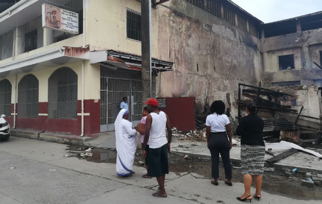 Funcionarios del Mides observan la destrucción por el fuego. Foto: Diómedes Sánchez S. 