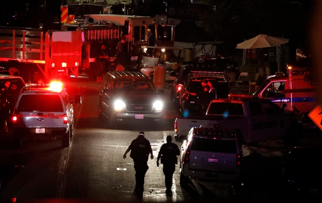 El hombre estaba armado con un fusil y entró de forma clandestina atravesando una cerca que daba a un aparcamiento, junto a un arroyo, explicó el jefe de policía de Gilroy, Scot Smithee. FOTO/AP