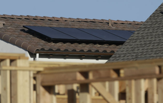 Panel solar en una casa en Sacramento, California. Foto: AP.