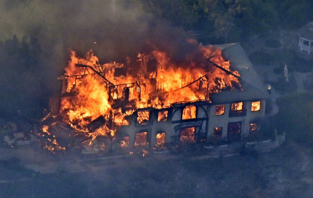 Una casa arde en un residencial de Los Ángeles. Foto: AP.