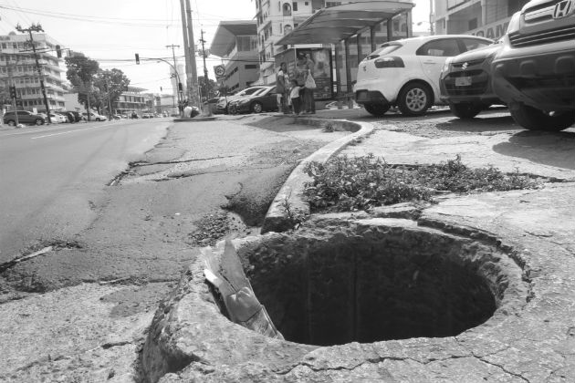 Rodamos nuestros autos por estas calles, llenas de agujeros y baches. Foto: Archivo.