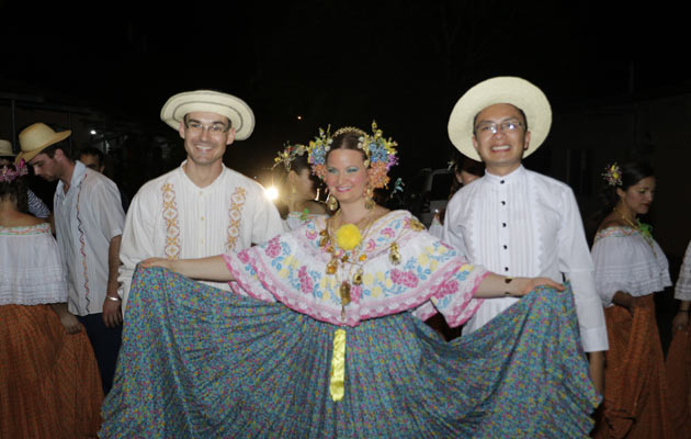 Peregrinos lucieron los trajes típicos de la región.