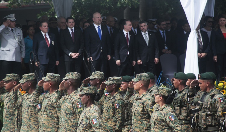 La Fuerza Pública realizó ayer un desfile de honor  a las nuevas autoridades de seguridad.  Foto de Víctor Arosemena 