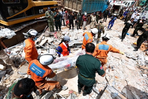 364/5000 Un equipo de rescate camboyano lleva el cuerpo de un trabajador al sitio de un edificio derrumbado en un sitio de construcción en la provincia de Preah Sihanouk. FOTO/AP