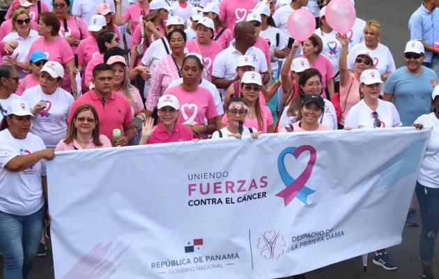 Este domingo se desarrolló la caminata de la cinta rosada y celeste como parte de la campaña de prevención del cáncer.