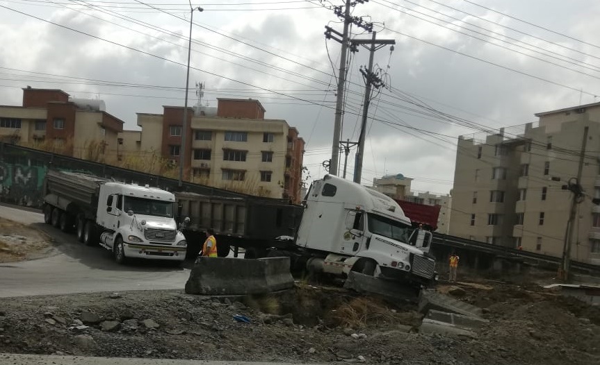 El camión, cargado de gravilla, se accidentó en el Corredor Norte, en la salida de San Isidro. 