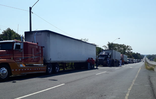 Finalmente los transportistas señalan que la.medida es indefinida hasta recibir respuesta de las autoridades que tienen que resolver el problema.Foto/José Vásquez