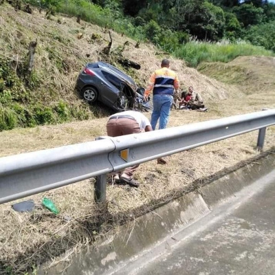 En el vehículo accidentado viajaban una mujer y cuatro niños. Foto/Diómedes Sánchez