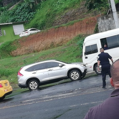 Cabe recordar que en lugar donde se dio el hecho, se recabaron unos 30 casquillos de bala de un arma 9 milímetros, las cuales impactaron en el vehículo Honda, color gris, con placa 567738.