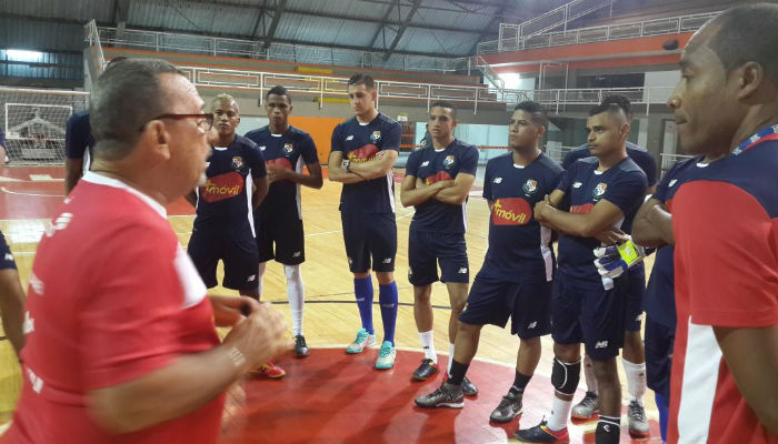 Campuzano (izq.) llevó a Panamá a dos mundiales de futsal.