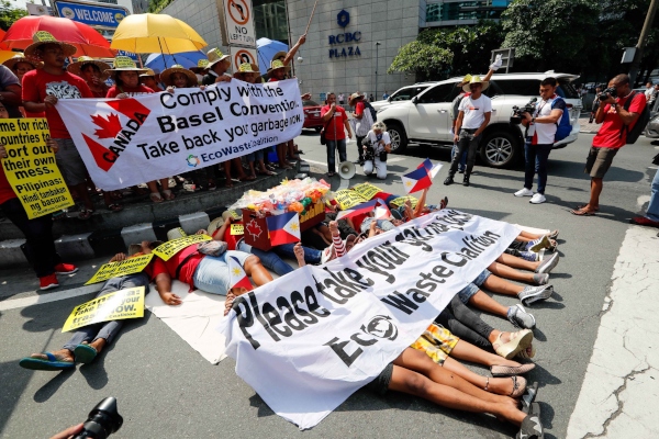 Decenas de personas se manifestaron cerca de las instalaciones de la Embajada de Canadá en Makati, al sur de Manila (Filipinas). La protesta, liderada por el grupo de la Coalición de Desperdicios Ecológicos, exigió el retorno de los residuos de Canadá en el país. Los informes de los medios del pasado 16 de mayo de 2019 informaron que Filipinas ha retirado a su embajador y cónsules de Canadá en una escalada diplomática cada vez mayor sobre toneladas de basura enviadas a Manila. FOTO/EFE