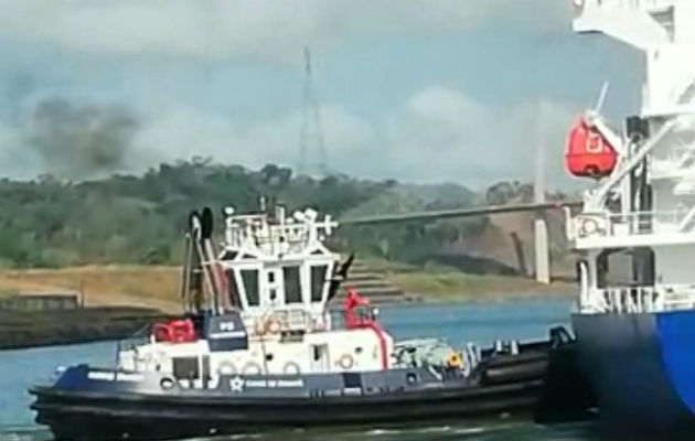 El capitán del remolcador ubicó la nave incendiada en un lugar seguro mientras la tripulación combatía y contenía el incendio. Foto/Cortesía Unión de Capitanes y Oficiales de Cubierta del Canal Panamá