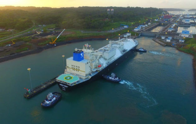 Otros buques que han utilizado las esclusas neopanamax son los de graneles secos y líquidos, portavehículos y pasajeros. Foto: Canal de Panamá