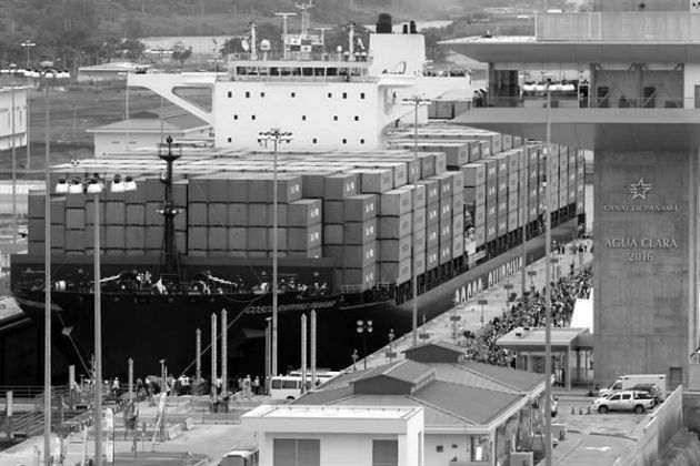 El buque Cosco Shippin inaugura el tránsito en la esclusa de Agua Clara en el Canal de Panamá Ampliado, el 26 de junio de 2016. Foto: EFE.