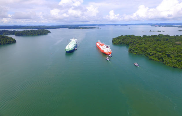 Estos cuatro buques de GNL en un sólo día  demuestra el compromiso del Canal de Panamá de servir a la industria, dijo el administrador Jorge Luis Quijano. Foto/Cortesía 