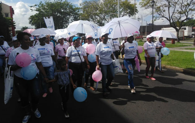 Con paraguas y globos alusivos a la campaña del cáncer marcharon en Colón. Foto: Diómedes Sánchez S.