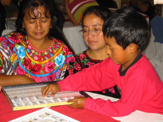En Guatemala, los niños,  a la vez que aprenden a leer y escribir, socializan, comparten, se divierten. Foto: Cortesía.