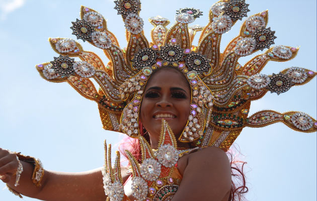  las reinas de Calle Abajo, Lisseth Ortiz de Calle Arriba, Andrea Zuleika Barría Chiru, se enfrentaron en el ya tradicional topo en el parque de Capira cabecera. Foto/Erci Montenegro