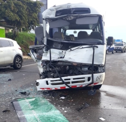 El accidente ocurrió cuando un camión freno repentinamente y el bus lo colisionó en la parte trasera. Foto/Eric Montenegro