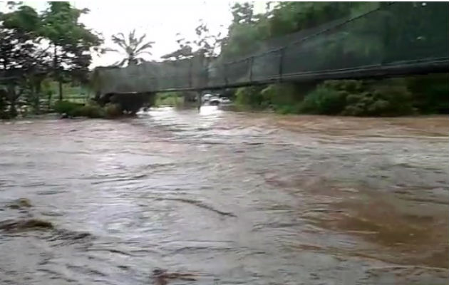 Los educadores no permitieron a los estudiantes utilizar el puente por la crecida del río Tería en Capira