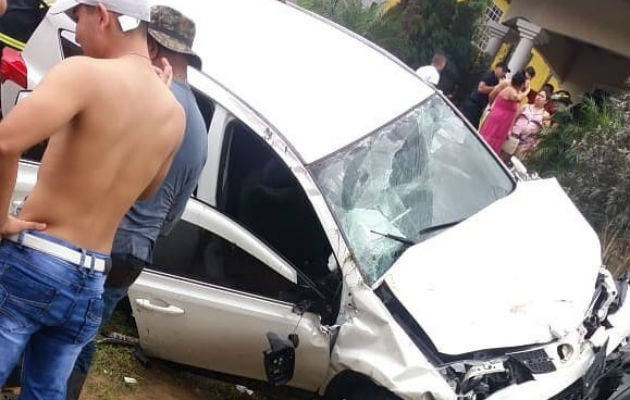 El conductor del vehículo se salió de la vía, quedando en un barranco. Foto: Eric A. Montenegro. 