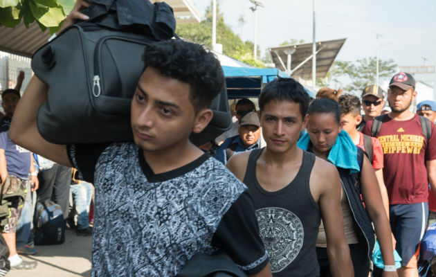 La caravana salió de San Pedro Sula, Honduras, el lunes pasado y en ella viajan hombres, mujeres y niños.