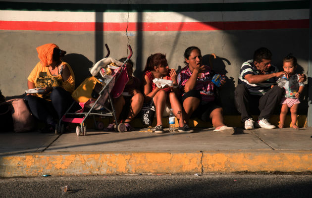 El contingente de unas dos mil personas conformado por hombres, mujeres y niños salió minutos después de las 4.00 hora local (10.00 GMT) desde Tapachula cargando solamente una mochila sobre sus hombros.