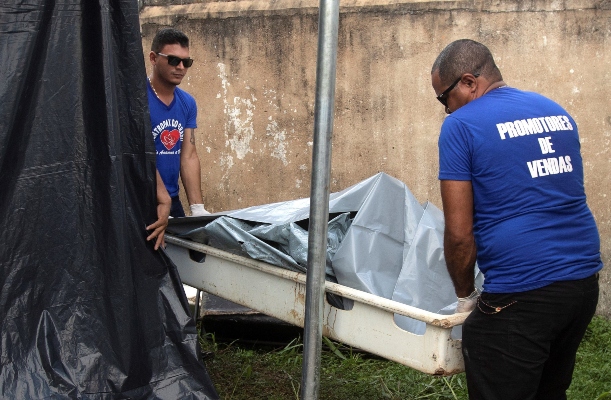 Dos hombre retiran uno de los cuerpos de las víctimas de la masacre en el Centro de Recuperación Regional de Altamira, en el IML (Instituto Legal de Medicina), en Altamira. FOTO/EFE