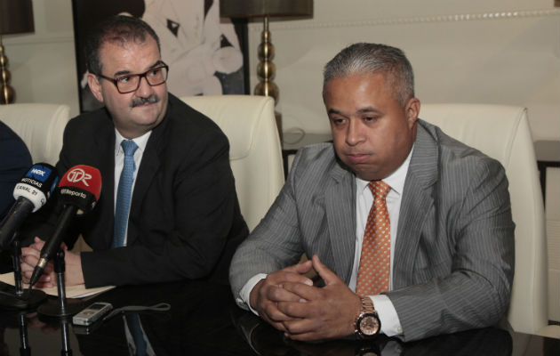 Los abogados Carlos Carrillo y Roniel Ortiz. Foto: Epasa