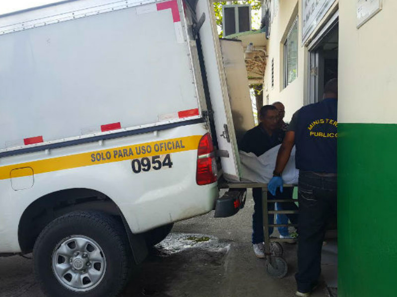 El cuerpo de Celiano, fue descubierto por una de sus hijas, cerca de las 5:30 en el patio de la casa.