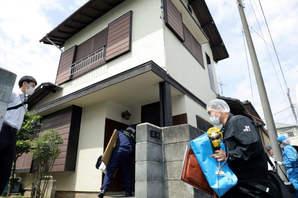 Varios policías registran la vivienda del hombre que atacó a un grupo de colegialas en Kawasaki, al sur de Tokio (Japón). FOTO/EFE