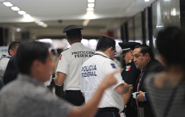 A lo largo del día se multiplicaron las entradas y salidas de investigadores de la Procuraduría General de Justicia (Fiscalía) de la Ciudad de México y agentes de la Policía Federal en la Casa de Moneda de México, donde se concentraron decenas de periodistas. FOTO/EFE