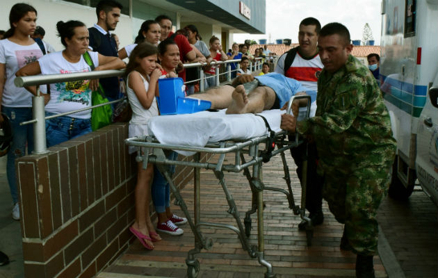 Uno de los heridos en el ataque llega a un hospital en Cúcuta. Foto: EFE.