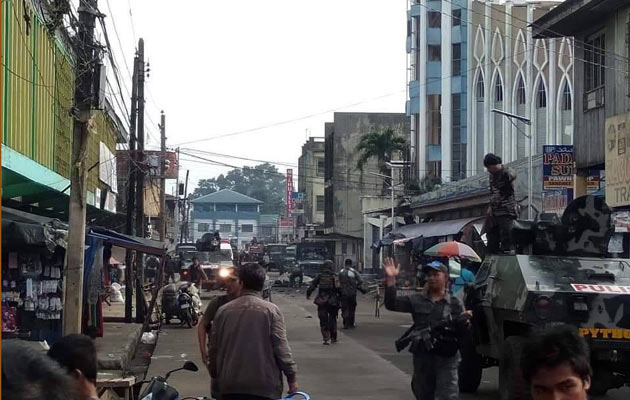 Soldados en guardia en una iglesia católica donde explotaron dos bombas en la ciudad de Jolo, Sulu, Filipinas. FOTO/AP