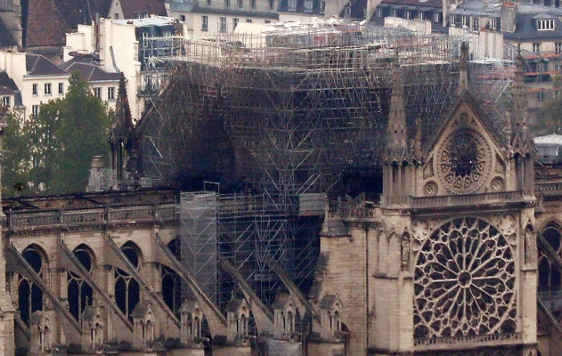  Los bomberos declararon su éxito en una batalla de más de 12 horas para extinguir un infierno que envolvía la emblemática catedral de Notre Dame de París, que reclamó su torre y techo, pero no escatimó en sus campanarios. FOTO/AP